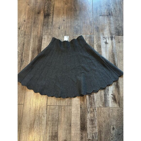 Molly Bracken NWT Gray Scalloped Edge Knit Skirt Size M/L - Picture 7 of 7